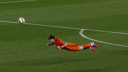 Le gardien du Real Madrid Iker Casillas repousse le ballon d'une t&ecirc;te lors du Clasico face au FC Barcelona &agrave; Barcelone (Espagne), le 22 mars 2015 (QUIQUE GARCIA / AFP)