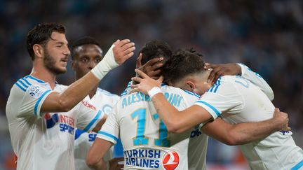 Le joueur de l'OM Romain Alessandrini est f&eacute;licit&eacute; par ses co&eacute;quipiers, dimanche 23 ao&ucirc;t 2015 au V&eacute;lodrome de Marseille, lors de la victoire 6 &agrave; 0 contre Troyes. (BERTRAND LANGLOIS / AFP)