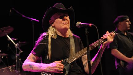 Le guitariste Johnny Winter, le 4 mai 2011 &agrave; Berlin (Allemagne). (POP-EYE / CHRISTIAN BEHRING / AFP)