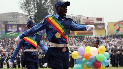 Les pelouses du stade sont envahies par une foule d'Ethiopiens, venue assister au défilé militaire en présence du chef de l'Etat Mulatu Tshome et de hauts responsables du gouvernement. Le vert symbolise la terre et l'espoir, le jaune la paix et l'harmonie, et le rouge la force. L'étoile sur fond bleu, ajoutée en 1996 après la chute du régime marxiste de Mengistu, au pouvoir de 1974 à 1991, symbolise la diversité et l'unité. «Le drapeau national est le symbole de notre liberté, de la paix, de l'égalité et de la civilisation et constitue le fondement de l'unité démocratique qui a été construite sur notre volonté», a déclaré le président éthiopien lors d'un discours solennel. (MINASSE WONDIMU HAILU / ANADOLU AGENCY )