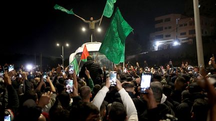 Le bus des prisonniers palestiniens libérés arrivent à Beitunia au milieu d'une foule compacte. (ISSAM RIMAWI / ANADOLU / AFP)