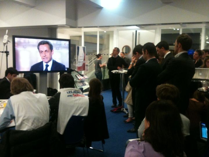 Les militants attentifs regardent le débat (D.A)