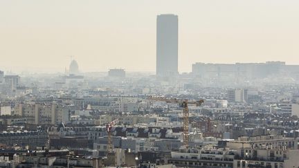 &nbsp; (La ville de Paris ce jeudi 9 avril, alors que les niveaux de particules ont à nouveau dépassé le seuil d'information et que cela pourrait encore être le cas demain  © MaxPPP)