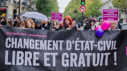 Des manifestants réclame, le 17 octobre 2015 à Paris, plus de faciliter pour le changement d'état civil des personnes trans. (CITIZENSIDE / AFP)