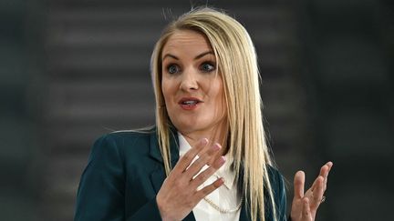 Kirsty Burrows, cadre du Comité international olympique, lors d'une conférence à Londres, le 19 avril 2024. (BEN STANSALL / AFP)