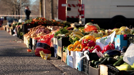 Les vendeurs illégaux, qui proposent des fruits et légumes hors de tout cadre juridique et sanitaire, à des prix cassés, sont de plus en plus nombreux. Ils se greffent aux stands autorisés, ce qui provoque des tensions, comme à Montpellier.