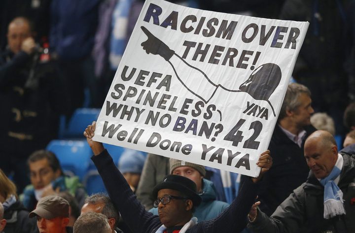 Un supporter brandit une banderole soutenant le joueur de Manchester United Yaya Tour&eacute;, victime de chants racistes lors du match aller contre le CSKA Moscou, le 5 novembre 2013, &agrave; Manchester (Royaume-Uni).&nbsp; (DARREN STAPLES / REUTERS)