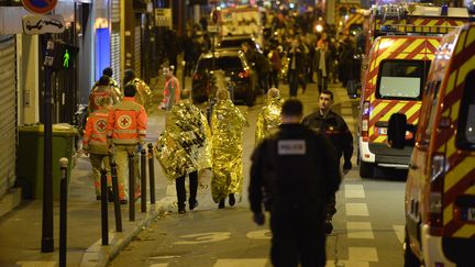 L'évacuation des rescapés du Bataclan, à Paris, après l'attentat du 13 novembre 2015. (MIGUEL MEDINA / AFP)