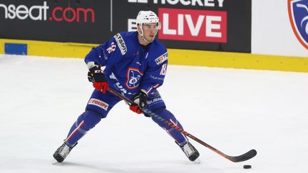 Le hockeyeur français Yohann Auvitu lors d'un match contre la République tchèque, le 13 avril 2018 à Amiens (Somme) (FRED HASLIN / MAXPPP)