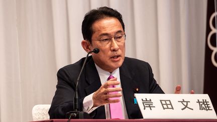 Fumio Kishida s'exprime lors d'un débat organisé par le&nbsp;Parti libéral-démocrate, le 20 septembre 2021 à Tokyo (Japon). (PHILIP FONG / POOL / AFP)