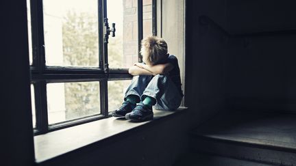 Les enfants humiliés font des adultes fragilisés. (IMGORTHAND / E+ / GETTY IMAGES)