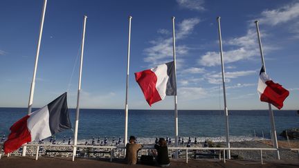 Le drapeau français en berne sur la promenade des Anglais, à Nice, le 15 juillet 2016. (ERIC GAILLARD / REUTERS)