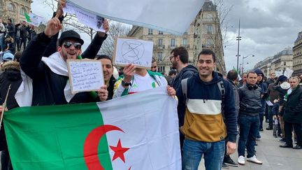 6 000 personnes ont manifesté le 3 mars à Paris contre un 5e mandat d'Abdelaziz Bouteflika.&nbsp; (SÉBASTIEN SABIRON / FRANCE-INTER)