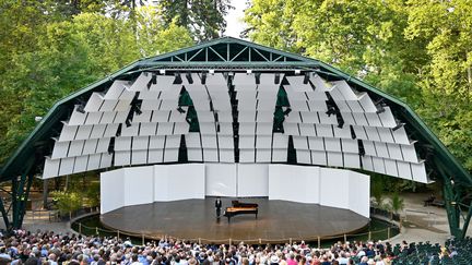 Le pianiste russe Dmitry Sin sur la scène du festival international de piano de La Roque-d'Anthéron (Bouches-du-Rhône), le 5 août 2019 (GERARD JULIEN / AFP)