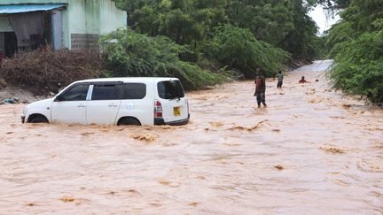 Une voiture bloquée par les inondations dans le nord du Kenya. (JOY NABUKEWA / XINHUA)