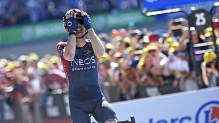 Dylan van Baarle,&nbsp;après sa victoire sur&nbsp;Paris-Roubaix, dimanche. (FRANCOIS LO PRESTI / AFP)