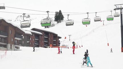 Covid-19 : nouvelles restrictions dans les stations de ski, des fermetures dans le monde de la culture (FRANCEINFO)