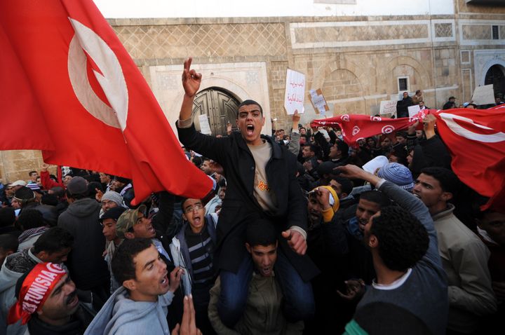 Des habitants de la région de Sidi Bouzid manifestent devant le palais du gouvernement à Tunis, le 23 janvier 2011. (FETHI BELAID / AFP)