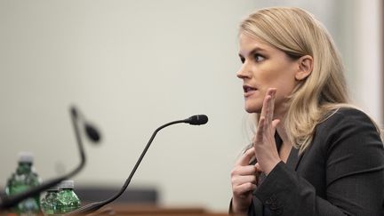 Frances Haugen devant les sénateurs américains à Washington, le 5 octobre 2021. (JIM WATSON / AFP)