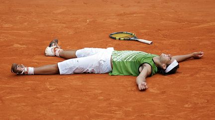 Le 5 juin 2005, Rafael Nadal remporte son premier tournoi du Grand Chelem à seulement 19 ans, déjà à Roland-Garros, contre l'Argentin Mariano Puerta (6-7, 6-3, 6-1, 7-5). Le premier d'une longue série. (JACQUES DEMARTHON / AFP)