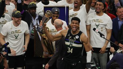 Le Grec Giannis Antetokounmpo&nbsp;a remporté les finales NBA avec les Bucks de Milwaukee au bout du match 6 contre les Suns de Phoenix, mercredi 21 juillet 2021. (JONATHAN DANIEL / GETTY IMAGES NORTH AMERICA / AFP)