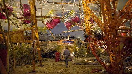 Une f&ecirc;te foraine &agrave; Gandie (Espagne), d&eacute;vast&eacute;e&nbsp;apr&egrave;s le passage d'une tornade, le 29 septembre 2012. (PEDRO ARMESTRE / AFP)