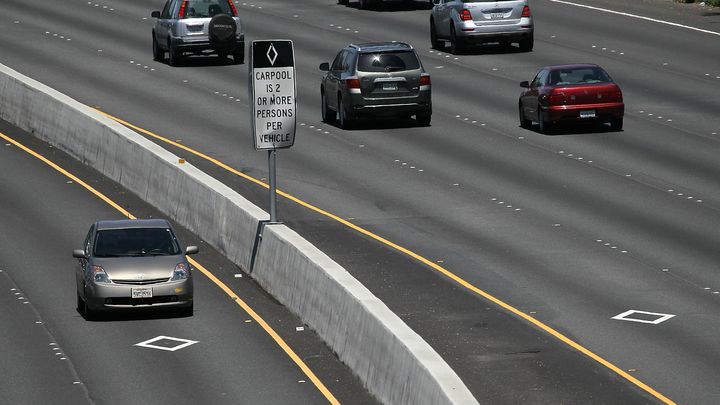 Une "Carpool lane", voie r&eacute;serv&eacute;e&nbsp;aux v&eacute;hicules &agrave; occupation multiple ou aux "v&eacute;hicules propres", &agrave; Saint Raphael en Californie. (JUSTIN SULLIVAN / GETTY IMAGES )