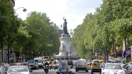 Avant son&nbsp;réaménagement, débuté en 2011, la place de la République est bruyante et polluée. Voitures, motos et scooters circulent sur plus de six voies et dans les deux sens. (VINH LUU / MAIRIE DE PARIS)