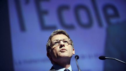 Le ministre de l'Education, Vincent Peillon, aux Sables d'Olonne&nbsp;(Vend&eacute;e), le 26 mai 2012. (JEAN-SEBASTIEN EVRARD / AFP)