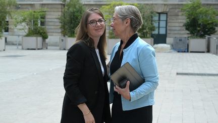 Aurore Bergé (à gauche) et Elisabeth Borne (à droite), le 4 juillet 2023 à Paris. (ALAIN JOCARD / AFP)