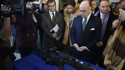 Le ministre de l'Intérieur Bernard Cazeneuve lors de la présentation du nouvel équipement à destination des BAC de la préfecture de Paris, lundi 29 février 2016 au commissariat du XXe arrondissement. (ALAIN JOCARD / AFP)