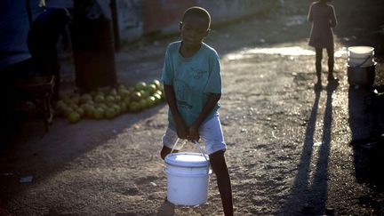 L&rsquo;eau courante, lorsqu&rsquo;elle existe, n&rsquo;est toujours pas potable. (RAMON ESPINOSA / AP / SIPA)