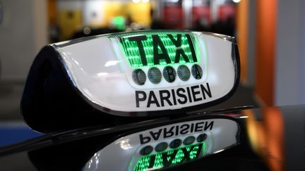 Un lumineux de taxi parisien. (ERIC FEFERBERG / AFP)