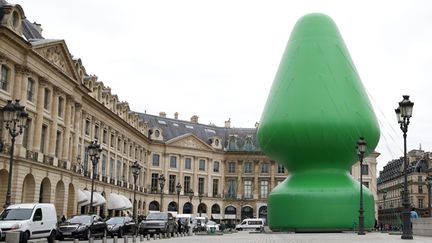 &nbsp; (L'artiste américain Paul McCarthy a installé cette structure ambiguë jeudi à Paris © Maxppp)