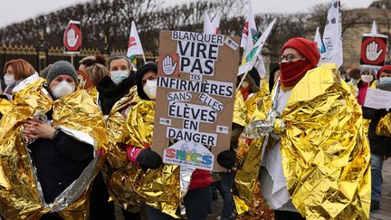 Des infirmières scolaires manifestent aux côtés des enseignants pour une augmentation des salaires et contre la gestion du Covid-19, mardi 26 janvier 2021, à Paris. (THOMAS COEX)