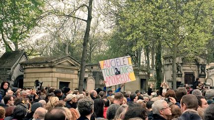 La foule aux obsèques du chanteur Jacques Higelin, le 12 avril 2018, au cimetière parisien du Père-Lachaise. (YANN BERTRAND / FRANCEINFO)