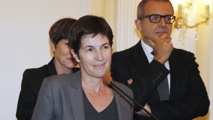 Christine Angot s'exprime après avoir reçu le prix Décembre pour "Un amour impossible", le 2 novembre 2015 à Paris. (FRANCOIS GUILLOT / AFP)