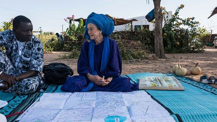 héritée des traditions sénégalaises, explique Sokhna Aissa Cissé. «Notre religion (le courant Baye Fall) prône des valeurs de tolérance, de travail, de respect, et nous a guidés dans nos actions. Nous avons constitué cette communauté autour de ces croyances et de ces valeurs, et elles sont le moteur de l’association. Elles nous ont permis d’avancer malgré les conditions difficiles. (…) La notion de solidarité est une valeur importante, mais les rapports commerciaux doivent être complétés par des échanges culturels et spirituels, car c’est ce qui fait la richesse et l’intérêt des échanges internationaux», précise son mari Serigne Babacar Mbow. (Nathalie Guironnet)