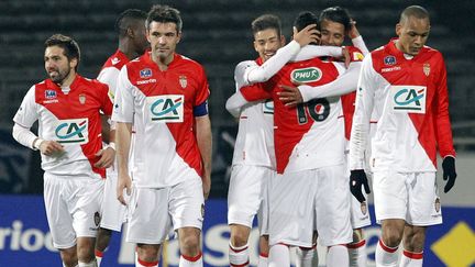 Des joueurs de l'AS Monaco se congratulent apr&egrave;s un but contre Chasselay, lors d'un match de la Coupe de France de football, au stade Gerland, &agrave; Lyon (Rh&ocirc;ne), le 22 janvier 2014. (PHILIPPE MERLE / AFP)