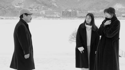 Ki Joo-bong, Min-Hee Kim et Seon-mi Song dans "Hotel by the River" de&nbsp;Sang-Soo Hong. (Copyright 2018 Jeonwonsa Film Co.)