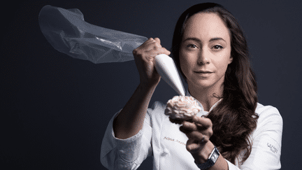 Nina Metayer a été désignée à l'automne meilleure pâtissière du monde 2023. Elle pose ici dans son laboratoire d'Issy-les-Moulineaux. (JOËL SAGET / AFP)