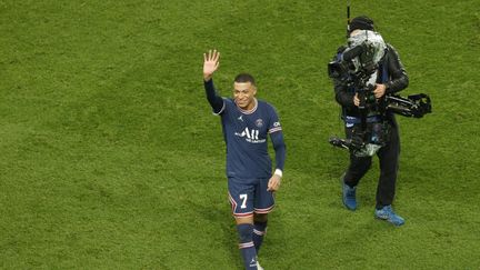 Kylian Mbappé salue le Parc des Princes après avoir donné la victoire au PSG contre le Real Madrid en Ligue des champions, le 15 février 2022. (GEOFFROY VAN DER HASSELT / AFP)