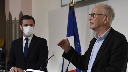 Le coordinateur de la stratégie vaccinale contre le Covid-19, Alain Fischer, lors d'une conférence de presse, avec le ministre de la Santé, Olivier Véran, le 26 janvier 2021 à Paris. (BERTRAND GUAY / AFP)