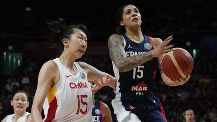 La Française Gabby Williams à la lutte avec la Chinoise Han Xu durant le quart de finale de Coupe du monde, jeudi 29 septembre à Sydney.&nbsp; (MARK BAKER / AP)