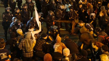 Si la majorité des manifestations sont pacifiques, à Portland, dans l'Oregon, le samedi 12 novembre, elles ont dégénéré en des scènes d'émeutes selon la police.&nbsp; (STRINGER / REUTERS)