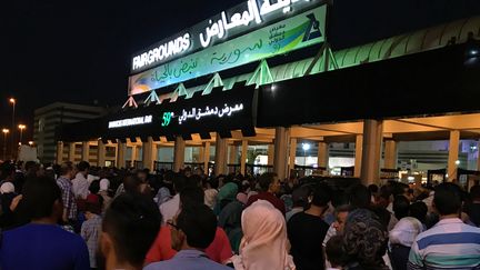 Des visiteurs à l'entrée de la Foire internationale de Damas (Syrie), le 18 août 2017. (SPUTNIK / AFP)