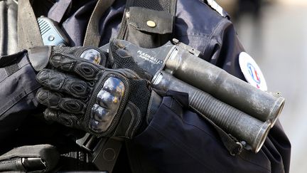 Les lanceurs de balles de défense font polémiques en France. Le Défenseur des droits demande même à ce que leur utilisation par la police soit suspendue. (FRANCOIS NASCIMBENI / AFP)