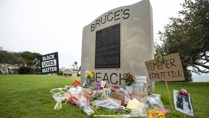 La plaque commémorative en mémoire du couple Bruce, à Manhattan Beach, en juillet 2020 (MEL MELCON / LOS ANGELES TIMES VIA GETTY IMAGES)