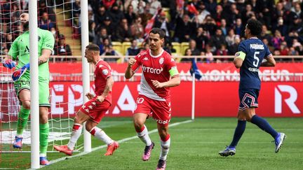 Wissam Ben Yedder célèbre son deuxième but face au Paris Saint-Germain lors de la 29e journée de Ligue 1, le 20 mars 2022. (CLEMENT MAHOUDEAU / AFP)