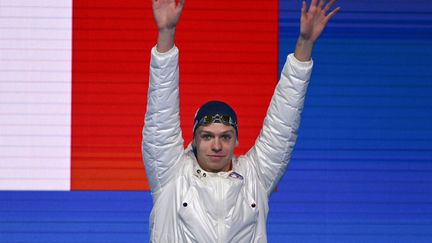 Léon Marchand à son entrée à la Paris La Défense Arena avant sa finale du 200 m 4 nages, le 2 août 2024 lors des Jeux olympiques de Paris. (OLI SCARFF / AFP)